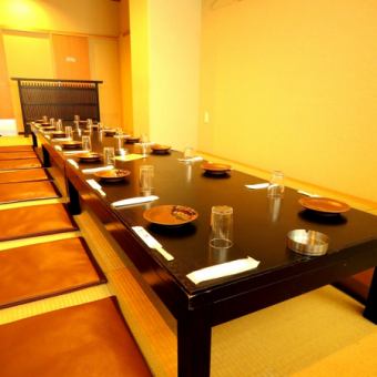 [B1F] A private room with a tatami room for up to 22 people.