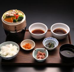 蒸籠ランチ(せいろランチ)小鉢２品、ご飯、みそ汁(ご飯みそ汁１杯はおかわり無料)、漬物、つけダレ２種