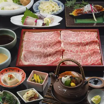 【秋季限定】5000日元起（仅限食物），即可享用我们的“秋季涮涮锅怀石料理”套餐，包含松茸土瓶蒸和优质肉类。