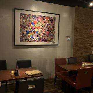 [4人桌 x 3個座位 ◎] 一個高品質的成人空間，您可以在這裡享用正宗的雞尾酒、精心挑選的食物、現場音樂，甚至還有卡拉OK。在我們時尚舒適的餐桌旁，享受一個特別的夜晚，盡情欣賞現場音樂和美酒。