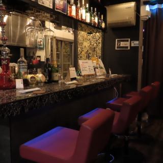 【歡迎獨自用餐的客人選擇吧台座位】女士們可以隨意走進安靜的吧台座位，即使獨自一人也能享受舒適的時光。何不享受一段輕鬆的成人時光，一邊品嚐美酒，一邊欣賞現場音樂？