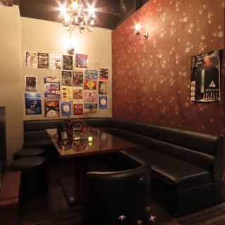 【人氣沙發座位♪】這是一個豪華的空間，您可以坐在舒適的沙發座位上放鬆身心，沉浸在現場音樂中，同時享用正宗的雞尾酒和精心挑選的美食。這個受歡迎的特色座位區非常適合與朋友聊天或享受卡拉OK。