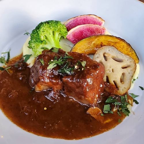 Monthly main dish: Pork shoulder stewed in beer