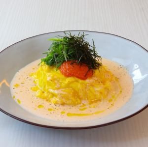 奶油煎蛋飯配日本香草和明太子