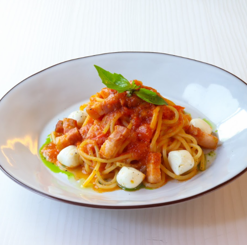 ベーコンとモッツァレラのトマトパスタ