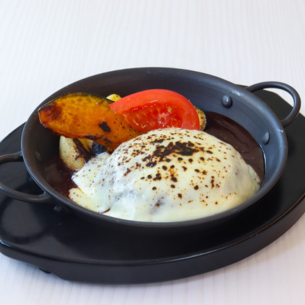 【シェフおすすめ★】チーズフォンデュのデミクラスハンバーグ　1,450円（税込）