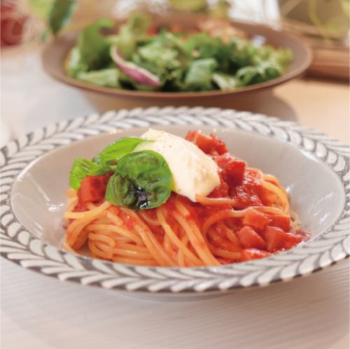 月替わりパスタ【リコッタチーズとベーコンのトマトパスタ】