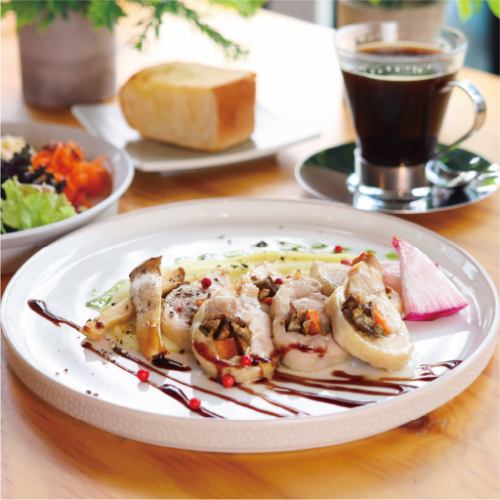 月替わりメイン【鶏もも肉と根菜の包み焼き】