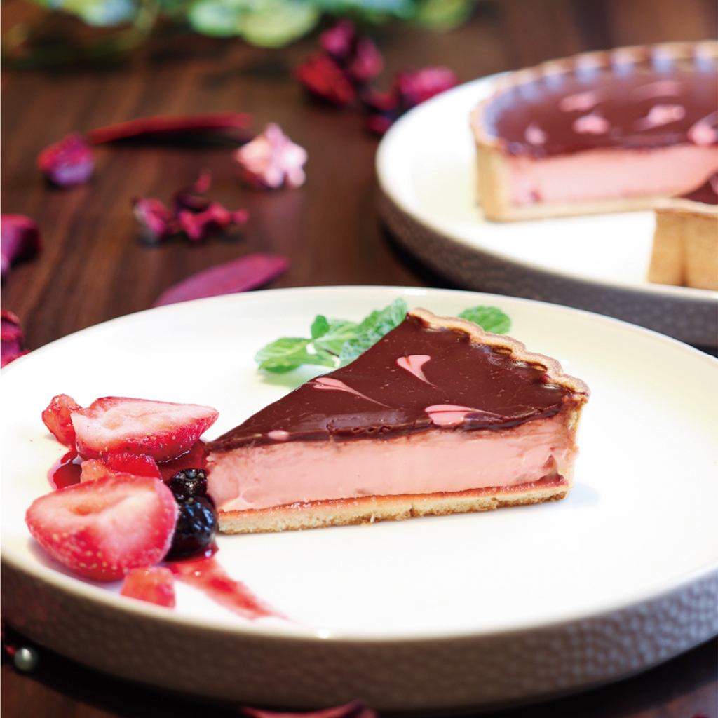 We offer a luxurious chocolate cheese tart with layers of strawberries and milk chocolate.