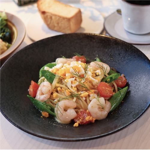 Monthly pasta: Shrimp and snap pea mimosa-style oil pasta