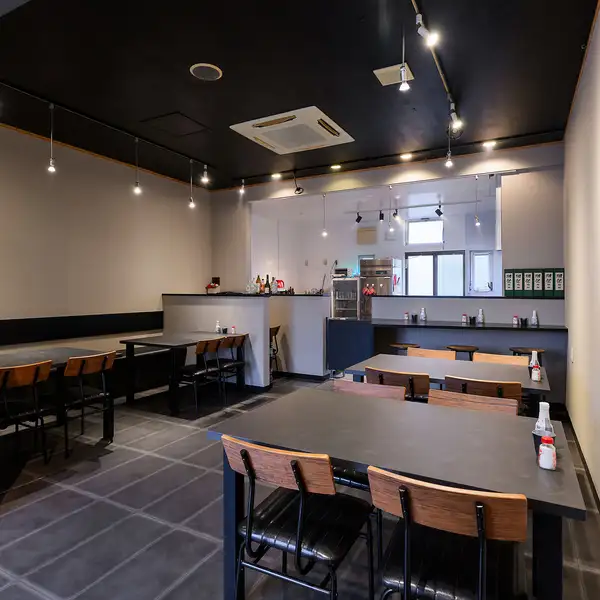 餐厅内部采用以灰色和白色为主的现代设计,营造出时尚的空间,使其与传统的烤鸡串餐厅截然不同。我们致力于营造舒适轻松的氛围,提供精致而不做作的环境。在柔和舒缓的灯光下,享受舒适惬意的用餐氛围。