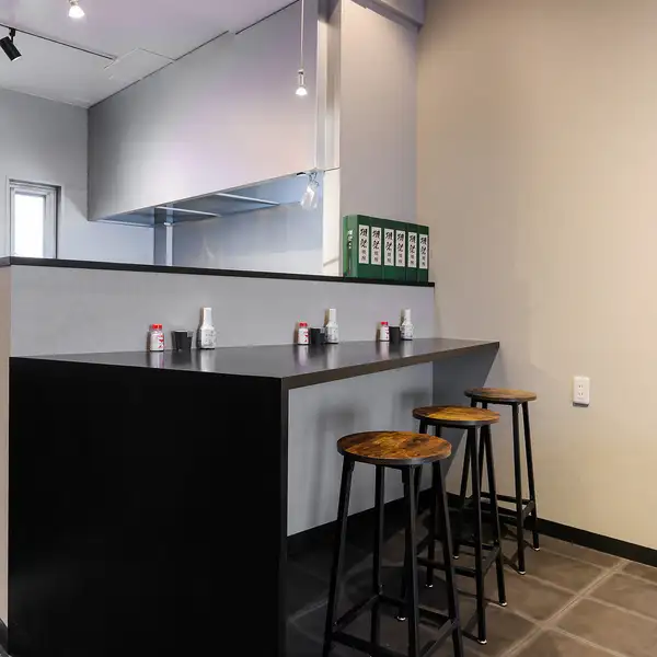 本店设有吧台座位,即使是独自用餐的顾客也可以轻松入座。它非常适合下班后快速小酌一杯,或者晚上享受一杯饮品。我们还可以灵活安排各种活动,从小型聚会到最多 15 人的团体预订均可满足。享受我们热情周到的服务,度过一段美好时光。