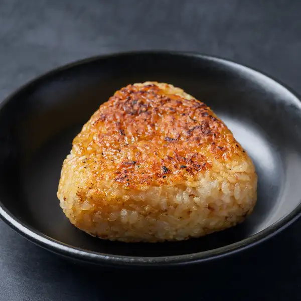 【香浓口味】烤饭团配青海苔 ◆ 外皮酥脆,青海苔的香味令人上瘾。