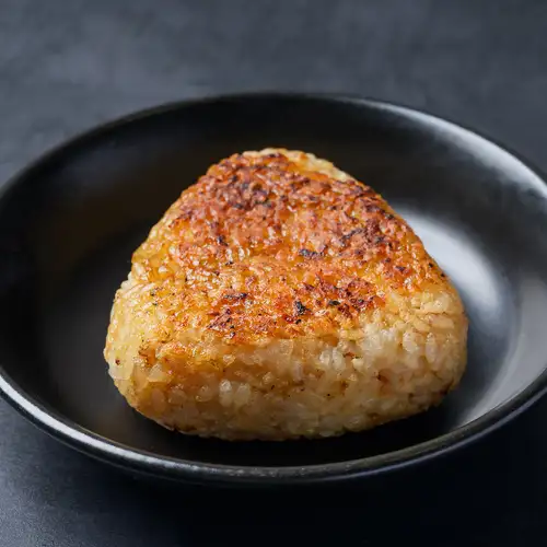 【香浓口味】烤饭团配青海苔 ◆ 外皮酥脆,青海苔的香味令人上瘾。