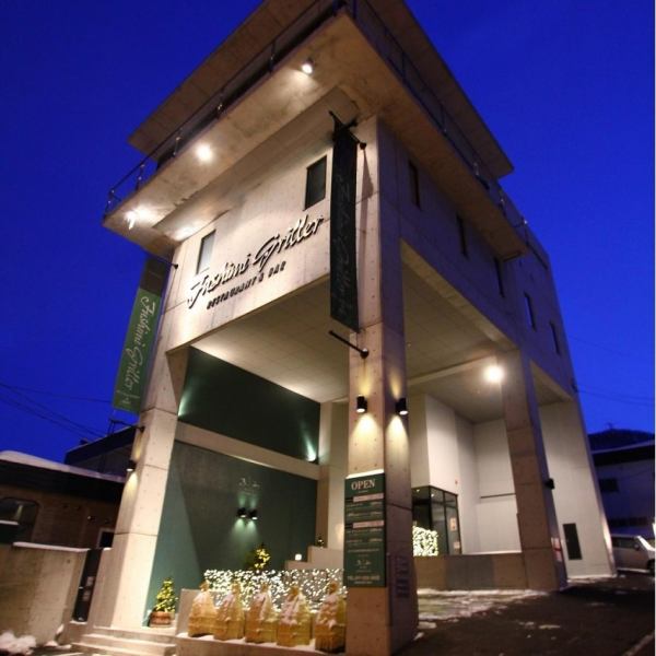 [Night view restaurant in Sapporo] A restaurant with a panoramic view of Sapporo city along Moiwa Sanroku Street, right next to Fushimi Inari Shrine.It can be used for various occasions such as anniversaries, dates, and dinner parties inviting guests from outside Hokkaido.We also have free parking for more than 10 cars, so please don't worry.