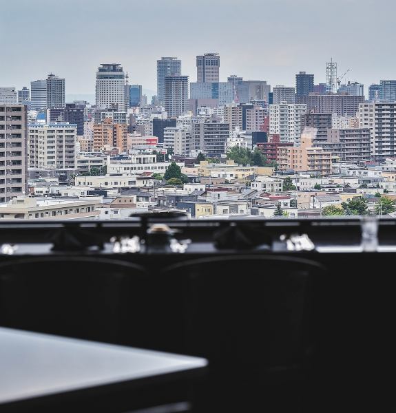 [A long-established restaurant with a spectacular view in Maruyama, Sapporo] Located right next to Fushimi Inari Shrine, this observation restaurant offers a panoramic view of Sapporo city along Moiwa Sanroku Dori.It can be used for various occasions such as anniversaries, dates, and dinner parties for guests from outside Hokkaido.We also have free parking for over 15 cars, so please rest assured.