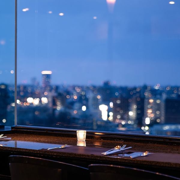 【人气前排吧台座位】札幌市中心的夜景尽收眼底。5个团体仅限10个座位，因此需要提前预订。※为了让尽可能多的客人欣赏美景，周末我们特意预留了两小时的柜台座位使用时间。非常感谢您的理解。