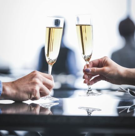 【周年纪念套餐】包含迎宾饮品。是庆祝活动和周年纪念的完美之选。