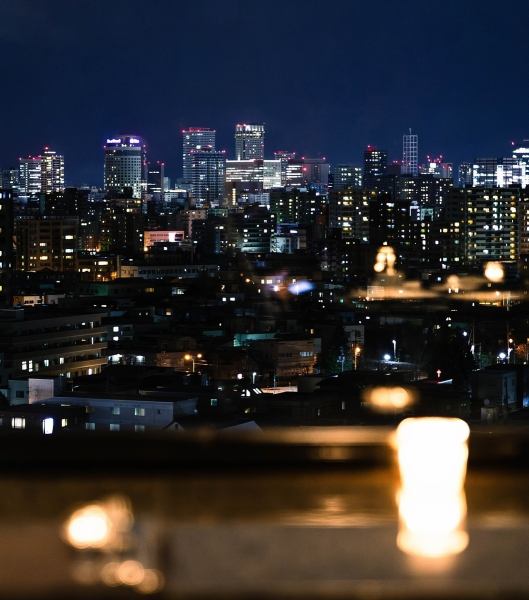 【熱門前排吧台座位】欣賞札幌市夜晚的城市天際線全景。由於我們只有 5 張桌子和 10 個座位,所以務必提前預訂。*為了讓盡可能多的顧客欣賞美景,週末吧台座位限時2小時。請您諒解。