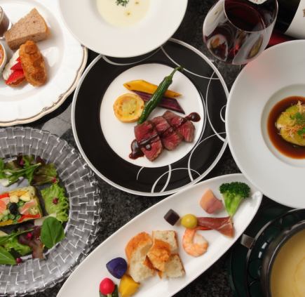 【原创晚餐套餐】以芝士火锅和鲜活虾夷鲍鱼为主菜的套餐。