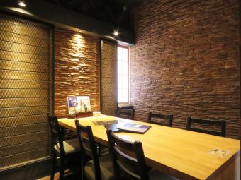 餐厅的特点是平静而现代的氛围★所有房间都是完全私人的房间，因此可以用于多种场合，例如女孩之夜、生日、下班后和家庭。