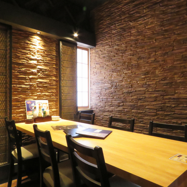 Completely private room ◎ Available for 2 people ~! The stylish interior with a modern Japanese atmosphere is attractive ♪