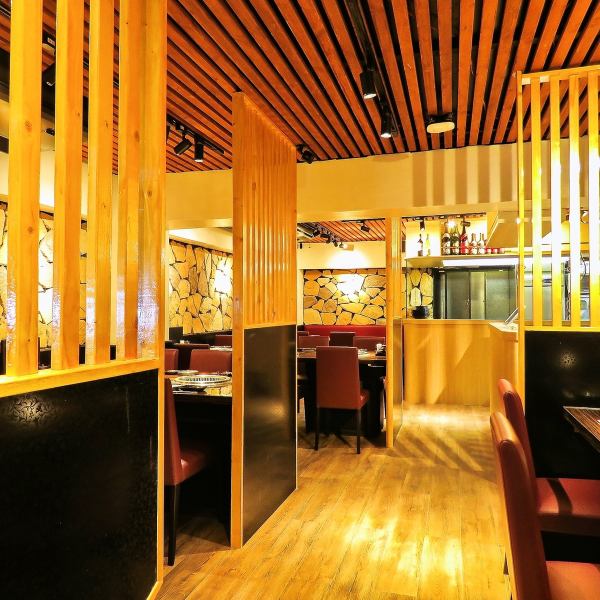 当店は開放的なゆったりとした空間になっております。どんなシーンにもご利用いただけます。もちろん接待利用にもおすすめです。ゆっくり食事を楽しみたい方にも是非。