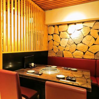 全席テーブル席となっております。開放的なゆったりとした空間でお食事をお楽しみください。当店のこだわりある極上のお肉をご用意しております！
