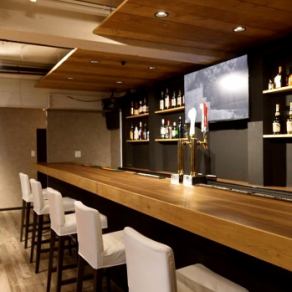 しっぽりお酒を楽しむならこちら！目の前のビールサーバーから出てくるきめ細かい泡のビールがたまらない♪