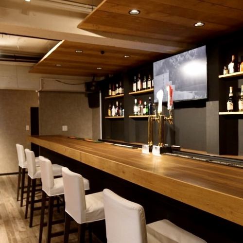 しっぽりお酒を楽しむならこちら！目の前のビールサーバーから出てくるきめ細かい泡のビールがたまらない♪