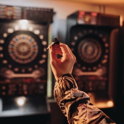 カラオケ無料・ダーツあり★広々◎大人のアミューズメントバー♪