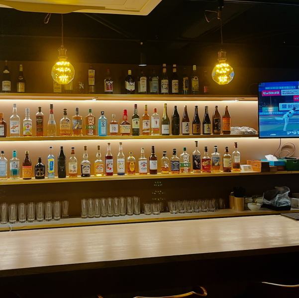 【カウンター席での一人飲みに最適】お一人様も楽しめるカウンター席をご用意♪気軽な集まりに最適なテーブル席も完備。2名様から4名様まで対応できるレイアウトで、落ち着いた雰囲気の中、心地よい会話を楽しめます。大人の時間を大切にしたい方にぴったりの空間です。