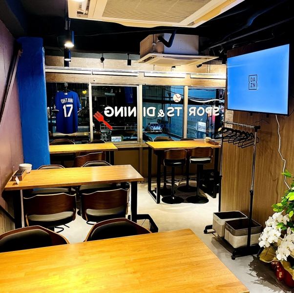 【大人の落ち着いた雰囲気漂う店内】2名様や4名様での食事会やちょっとした飲み会に最適なテーブル席をご用意しております。心地よい空間で、友人や同僚とゆったりとした時間を過ごせます。特別な夜を演出するのにぴったりです。