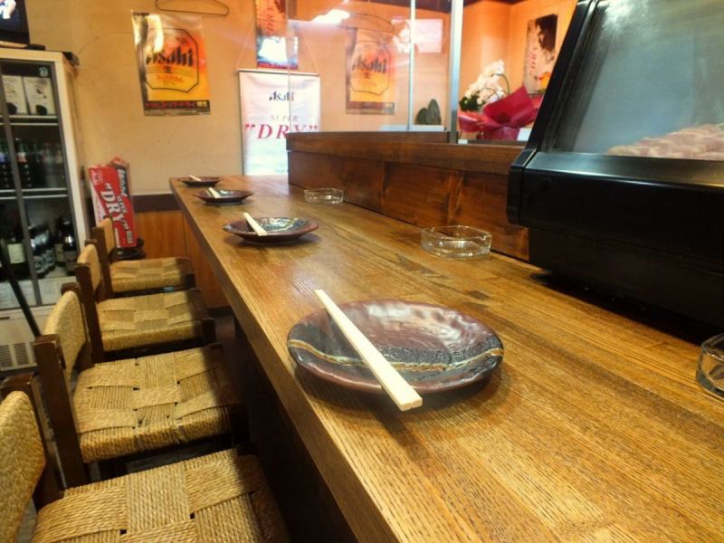 Counter seats that you can see yakitori baked with charcoal at close range are prepared for 10 seats ★ Please use for returning to the company etc!