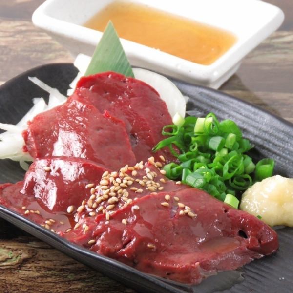 經過消毒的新鮮豬肝刺身也很受歡迎！馬肉刺身和toriwasa提供您從未嚐過的味道。
