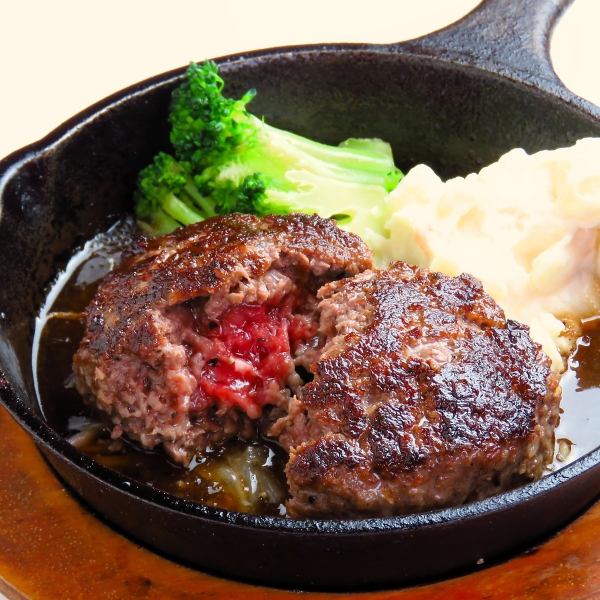 100% marbled Japanese black beef hamburger that is popular in Shibuya and eaten half-cooked★