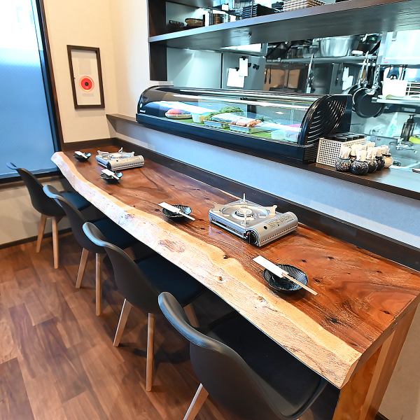 【木のぬくもりを感じる落ち着きの店内♪】温かみのある木をふんだんに使用した店内は、都会の喧騒を忘れさせるくつろぎの空間です◎おひとり様でも気軽に立ち寄れるカウンター席や、少人数での食事に最適な4名様テーブル席、足を伸ばしてゆったり過ごせる4名様掘りごたつ席をご用意◎どんなシーンでもお任せください！