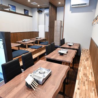 【会話を楽しむお席】4名様用のテーブル席は、ご友人や大切な方との会話が弾むお席です♪人数に合わせてレイアウト変更も可能なので、少人数での女子会や、和やかな雰囲気での語らいの場にぴったり◎ゆったりとくつろげる空間で、心ゆくまでお食事をお楽しみください。