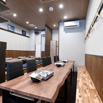【デート利用】落ち着いた雰囲気のカウンター席や、プライベート感のあるテーブル席はデートにも最適！木のぬくもりを感じる店内で、お二人だけの特別な時間をお過ごしください♪大切な人との距離がぐっと縮まる、そんな一夜を演出します。