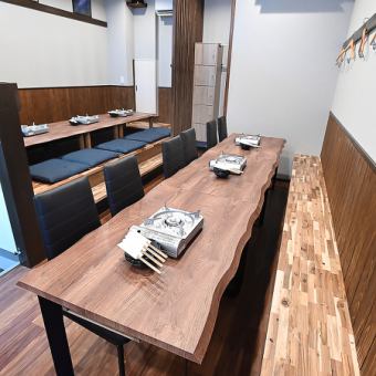 【地元のご友人との時間】いつもの仲間との飲み会には、テーブル席や掘りごたつ席がおすすめ◎人数に合わせて柔軟にレイアウトを変更できるので、少人数でも団体でも対応可能です！木のぬくもりを感じるゆったりとした空間で、気兼ねなく楽しい時間をお過ごしください。