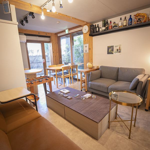 店内は木の質感を活かした和風テイスト◎ゆったり座れるテラス席を備え、開放感を演出。窓から庭が見える席は会話をさらに盛り上げる特別感にあふれています。アットホームでおしゃれな内装は国内外問わず好評で、宿泊も可能。観光から地元の集まりまで幅広く対応でき、外の席でゆったりと京都らしい温もりを感じられます♪