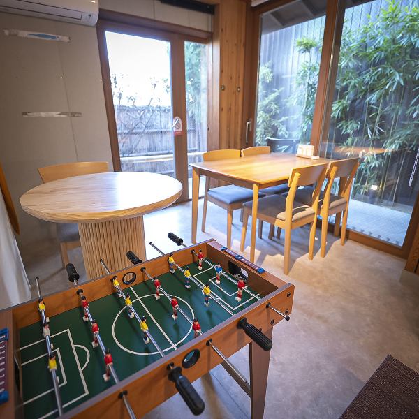 木を使ったお洒落で落ち着いた内装が、訪れる方に寛ぎを提供します。アットホームな雰囲気の中、窓から庭が見える席では四季折々の景色を楽しめるのが魅力。テラス席も完備しており、外でゆったり過ごすことも可能です。国内外の方から定評があり、宿泊もできるため、時間を気にせず贅沢な空間を堪能いただけます。