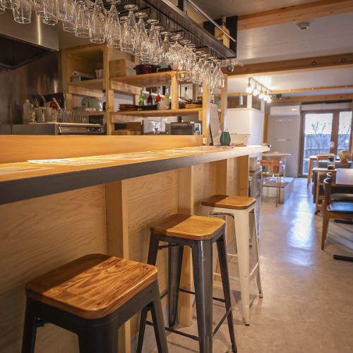 おひとり様でもお気軽にお越しいただけるカウンター席を4席ご用意しております
