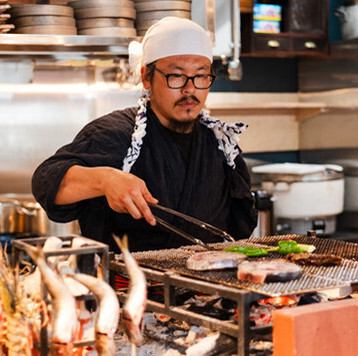 <p>【知る人ぞ知る隠れ家◎】都会の喧騒を忘れさせてくれる温かな提灯の灯りが目印です。木の温もりを大切にした内観は、ライブ感溢れるカウンター席が主役。職人が目の前で食材を焼き上げる光景は、視覚と嗅覚を刺激する最高級の演出です。</p>