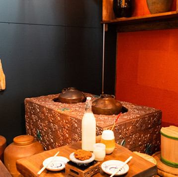 【最大49名様まで対応◎】店内に一歩足を踏み入れると、香ばしい炭火の香りとスタッフの活気ある声に包まれます。広々としたテーブル席は、洗練されたモダンな和のデザイン。大人の隠れ家のような落ち着きがあります。半個室もあり、接待やビジネスでの会食にも相応しい品格を備えています。