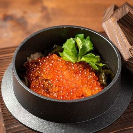 【自慢の釜飯◎】注文ごとに一釜ずつ丁寧に炊き上げる。お米一粒一粒にお出汁の深みが染み渡る