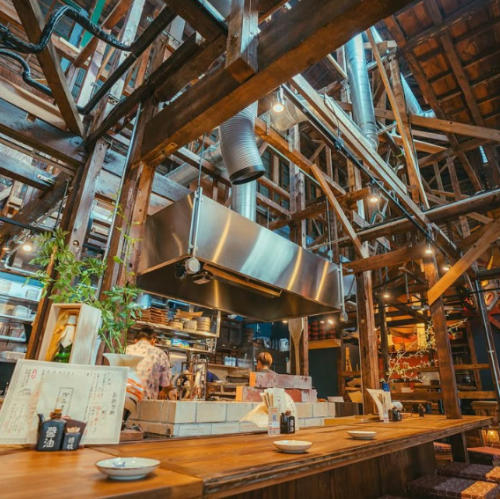 柔らかな照明が照らすテーブル席は、同僚やご友人との賑やかな食事会にぴったりです。適度な開放感があり、会話を楽しみながら多彩な炉端焼きをシェアするのに最適な空間。落ち着いた和の雰囲気が、気心の知れた仲間との絆をより一層深めてくれます。