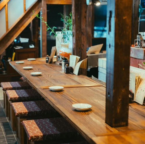 職人の手さばきを間近で楽しめるカウンター席は、まさに特等席です。目の前で立ち昇る炭火の煙と香ばしい香りが、食欲を一層かき立てます。お仕事帰りに一杯、あるいは大切な方と肩を並べて。