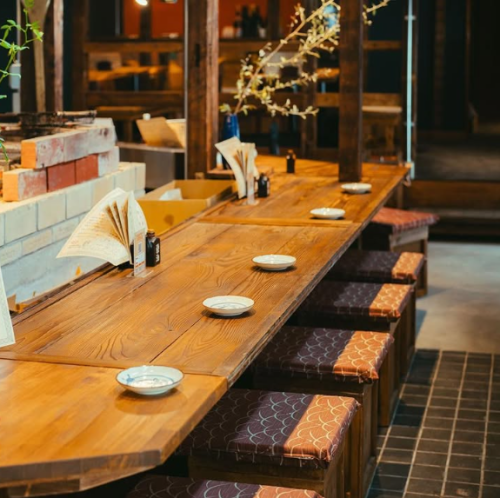 お一人様でも気兼ねなく過ごせる広々としたカウンター。並べられた新鮮な食材が、職人の技によって絶品の一皿へと変わる様子は圧巻です。下処理から仕上げまで、妥協のない手仕事を眺めながら嗜む地酒は格別。