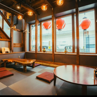 足を伸ばして寛げるお座敷席は、会社のご宴会や地域のお集まりに重宝します。和の情緒溢れる空間で、大人数でも一体感を持って盛り上がれるのが最大の特徴。旬の食材をふんだんに使用したコース料理を囲めば、お互いの距離もぐっと縮まります。